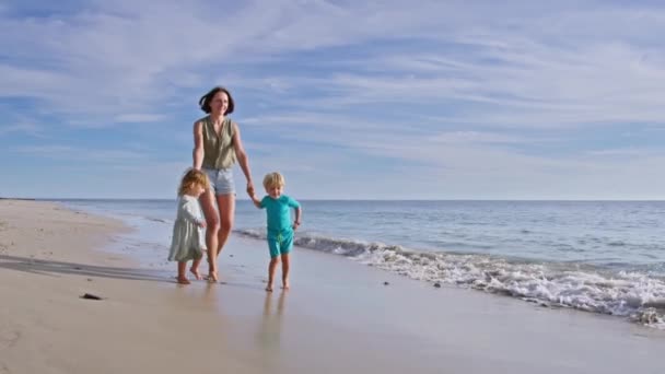 Mãe Duas Crianças Menino Menina Caminhar Praia Areia Mar Brincando — Vídeo de Stock