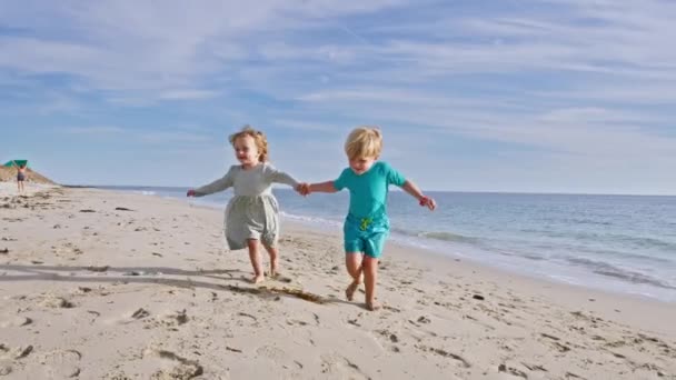 Menino Menina Duas Crianças Roupas Verão Correm Juntas Praia Oceano — Vídeo de Stock