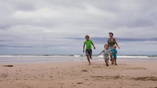 Matka Tři Malé Děti Běží Pláži Mořského Písku Hrát Během — Stock video