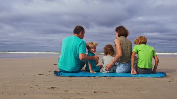 Família Com Três Crianças Sentar Companheiro Praia Areia Juntos Levantar — Vídeo de Stock