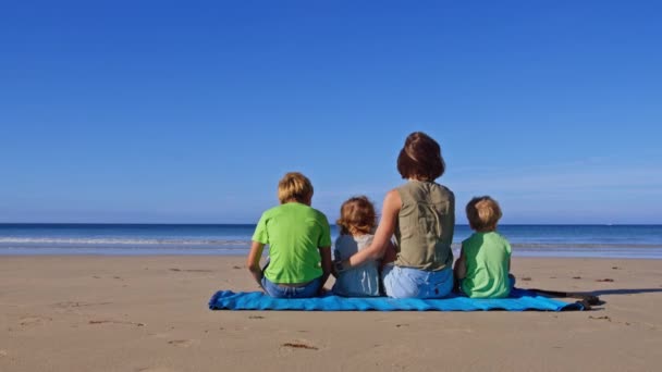 Anne Çocuğu Var Oğlan Kız Okyanusta Plaj Paspasında Oturuyorlar — Stok video
