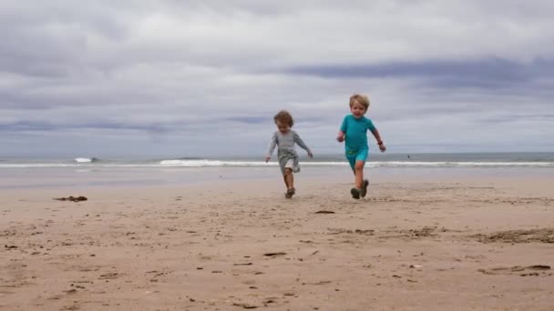 Αγόρι Και Κορίτσι Δύο Μικρά Παιδιά Καλοκαιρινά Ρούχα Τρέχουν Μαζί — Αρχείο Βίντεο