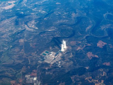 İspanya, Guadalajara 'daki Trillo Merkezi Nükleer Santrali basınçlı su reaktörü tipi Tagus Nehri yakınındaki uçaktan alınmış gerçek fotoğraf.