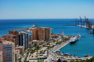 Malaga liman parkındaki Castle Hill Panorama, Pedro Luis Alonso bahçeleri, Paseo del Parque sokağı ve belediye binası, İspanya