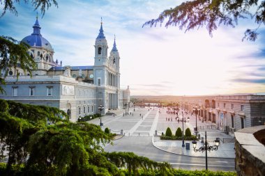 Madrid 'deki Larra Garden ve Plaza de la Armeria şehir meydanındaki Almudena Katedrali' nin yeşilliklerine bakın.