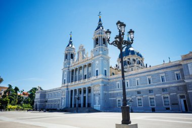 Güneşli yaz gününde Madrid 'de Almudena Katedrali ve Armerya Meydanı Panoraması