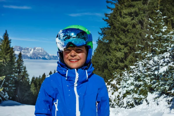 Близкий Портрет Смеющегося Мальчика Лыжном Шлеме Маске Над Заснеженными Горами — стоковое фото