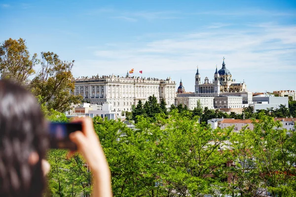 Mains Touriste Avec Smartphone Prenant Des Photos Paysage Urbain Madrid — Photo