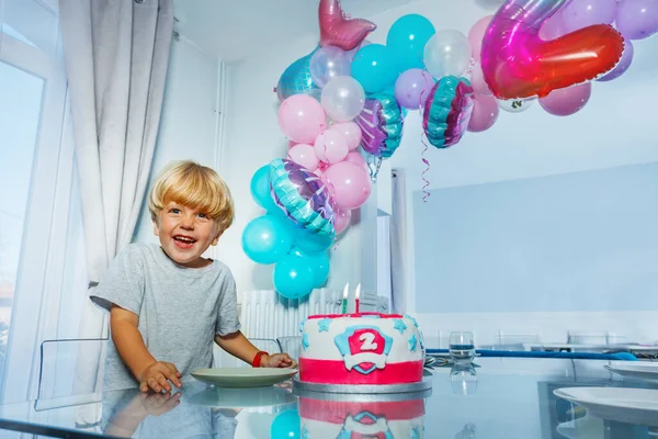 Stock image Happy little boy laugh looking at camera with birthday cake party for 2 years old celebration