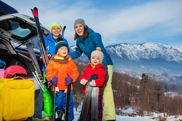 Mother Stand Holding Ski Open Car Trunk Arrived Kids Alpine — Stock Photo, Image