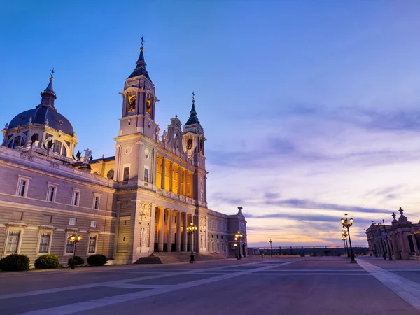 Dusk Time Illuminated View Almudena Cathedral Summer Day Plaza Armeria — Stock Photo, Image
