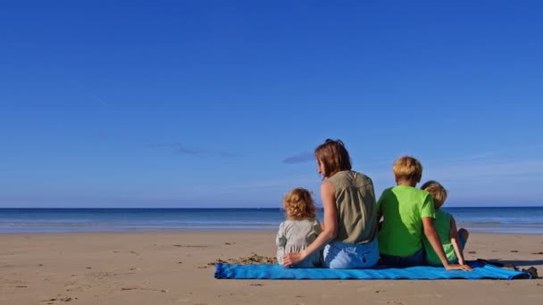 Мати Трьома Дітьми Хлопчики Дівчинка Сидять Пляжному Килимку Океані — стокове відео