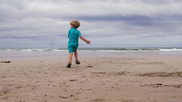 Jongen Meisje Twee Kleine Kinderen Zomerkleding Rennen Samen Het Zandstrand — Stockvideo
