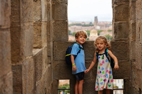 Mutlu Çocuk Kız Sırt Çantalarıyla Fransa Nın Occitania Kentindeki Carcassonne — Stok fotoğraf