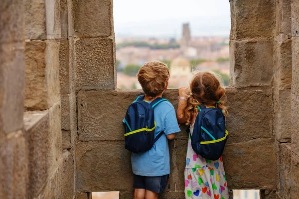 Gelukkig Toeristen Kinderen Met Rugzakken Opgewonden Bezoeken Stenen Torens Van — Stockfoto