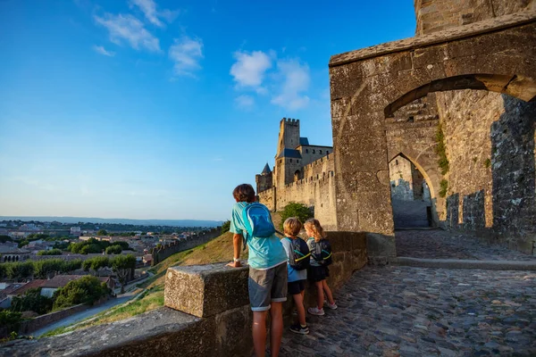 Tři Děti Cestovatelé Nesoucí Malé Batohy Rozhlížející Hradní Zdi Carcassonne — Stock fotografie