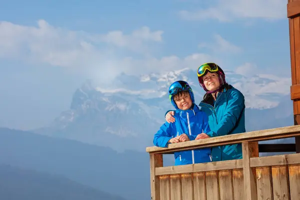 Madre Figlio Due Sciatori Che Abbracciano Balcone Sulle Montagne Godendo — Foto Stock