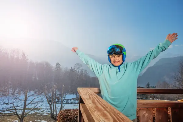 快乐的滑雪者站在朦胧的森林和群山的阳台上 举起双手 — 图库照片