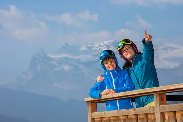 Usmívající Lyžařská Rodina Balkóně Chalupy Obdivující Alpy Helmě Masky Výhledem — Stock fotografie