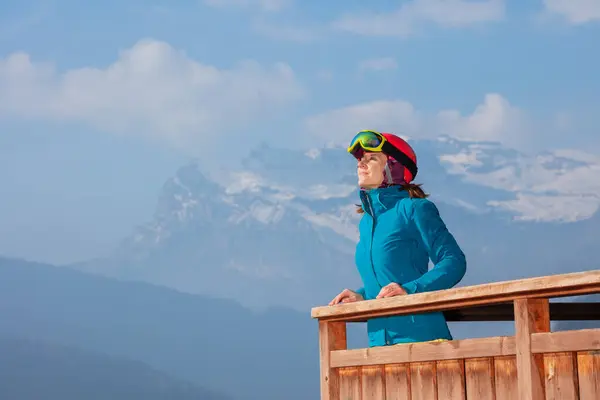 笑顔の女性スキーヤーは深呼吸し 尾根を見上げるアルプスの山のパノラマを楽しんでいます — ストック写真
