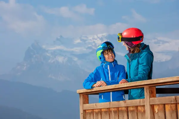 Zwei Skikameraden Unterhalten Sich Lächelnd Auf Dem Chalet Balkon Entspannen — Stockfoto