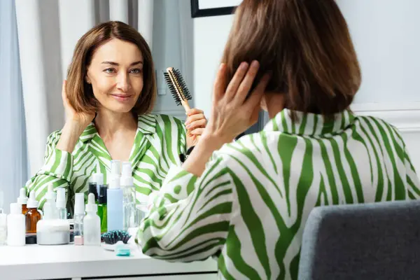 Smiling Portrait Middle Aged Woman Long Sleeved Garment Bathroom Brush — Stock Photo, Image