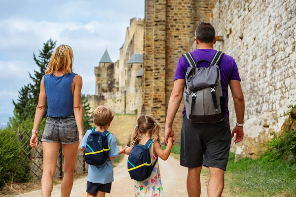 Młodzi Turyści Dwójką Dzieci Zwiedzają Francję Odwiedzając Miasto Obronne Carcassonne — Zdjęcie stockowe