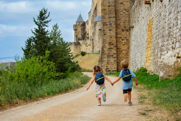 Çocuklar Fransa Nın Güneyindeki Occitania Daki Carcassonne Fransız Takviyeli Şehrinin — Stok fotoğraf