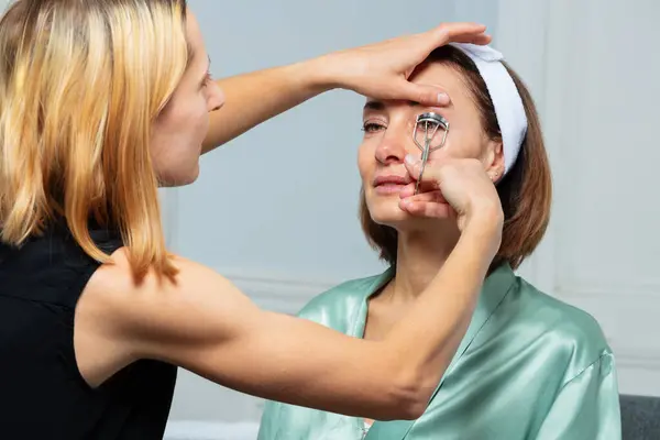 Beautician Working Use Eyelash Curler Straighten Them Model — Stock Photo, Image