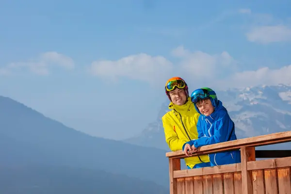 Gioiosa Famiglia Sci Padre Figlio Sul Balcone Chalet Ammirando Alpi — Foto Stock