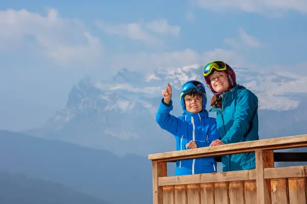 Feliz Madre Hijo Dos Snowboarders Hablando Balcón Chalet Sobre Las —  Fotos de Stock