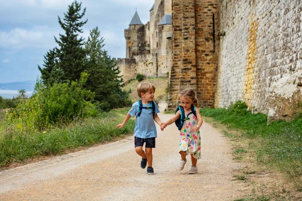 Tweeling Broer Zus Verkennen Historische Stad Carcassonne Samen Langs Stenen — Stockfoto
