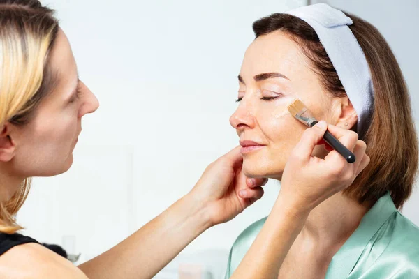 Beautician Makeup Artist Sätta Prime Foundation Kräm Med Borste Ansiktet — Stockfoto