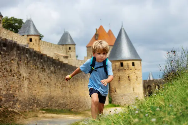 夏天的一天 小冒险家男孩和卡卡松法国城堡一起爬上了小山 — 图库照片