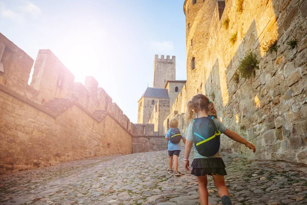 Twee Kleine Kinderen Met Rugzakken Hebben Plezier Carcassonne Fort Zonsondergang — Stockfoto
