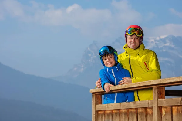 Отец Сын Два Лыжника Стоят Балконе Над Туманными Солнечными Горами — стоковое фото
