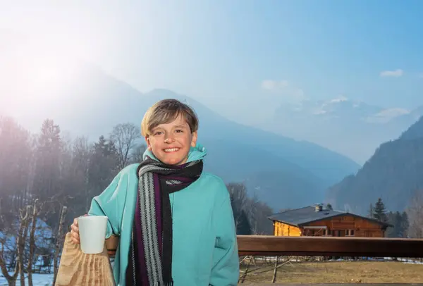 Happy Teenager Jongen Skiër Met Zijn Hete Kopje Koffie Ochtend — Stockfoto