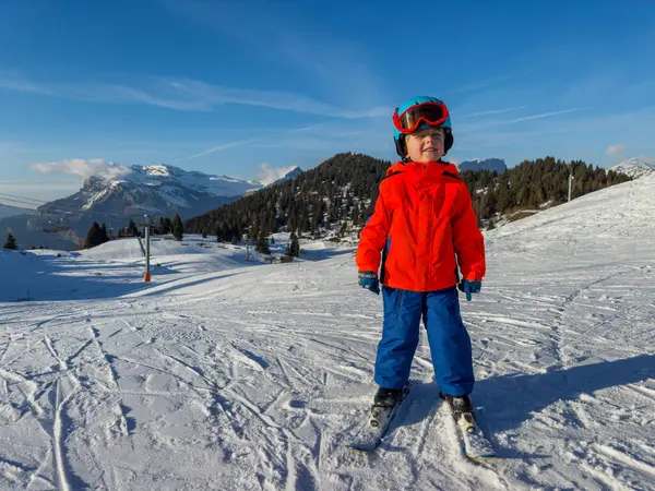 小滑雪者戴着头盔和面罩站在斜坡上 准备骑在法国阳光灿烂的山上 — 图库照片
