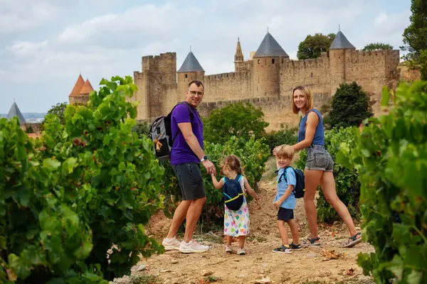 Gülümseyen Turist Ailesi Dönüp Kameraya Bakıyor Carcassonne Fransız Takviyeli Kenti — Stok fotoğraf