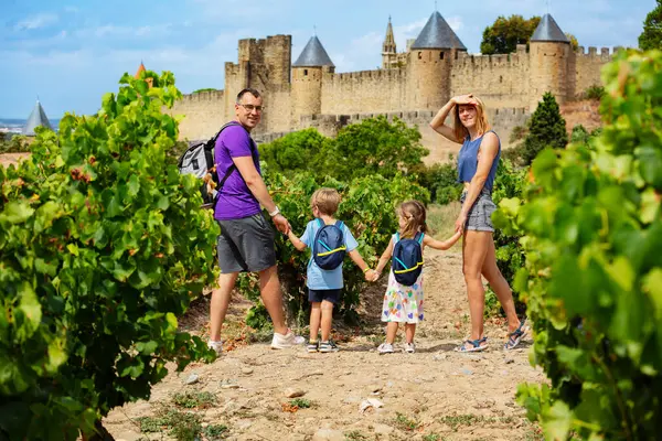 Genç Bir Aile Yaz Tatili Için Fransa Nın Carcassonne Ortaçağ — Stok fotoğraf
