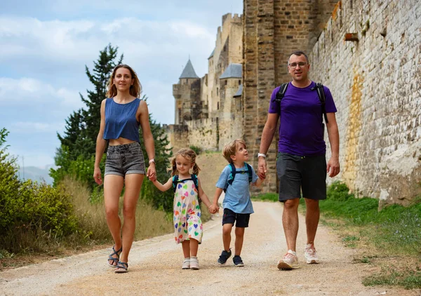 Jonge Familie Met Twee Kinderen Hebben Zomervakantie Frankrijk Bezoek Carcassonne — Stockfoto