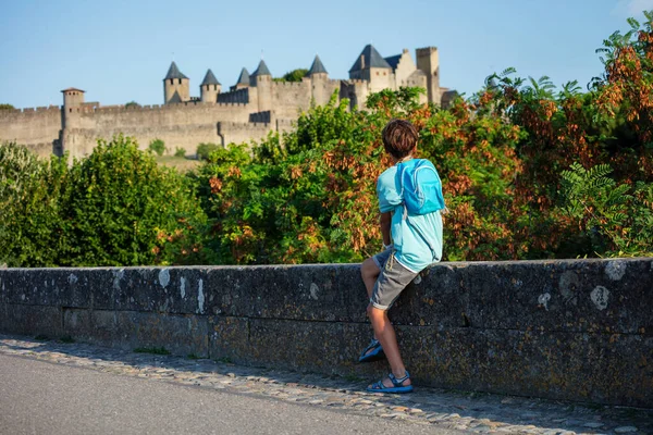 Utazó Tinédzser Hátizsák Nyári Vakáció Hídon Közelében Lenyűgöző Carcassonne Erőd — Stock Fotó