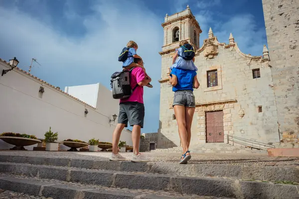 Család Turisták Nem Városnézés Spanyolországban Peniscola Régi Város Áll Templom — Stock Fotó