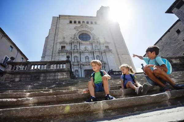 Két Aranyos Kis Turista Felmászik Híres Girona Katedrális Lépcsőjén Spanyolországi — Stock Fotó