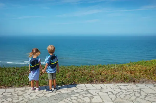 Zwei Blonde Kinder Junge Und Mädchen Mit Rucksäcken Stehen Rande — Stockfoto