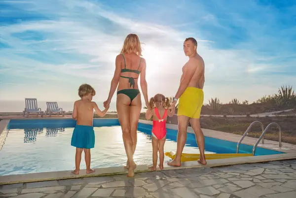 Eltern Und Ihre Kinder Beim Sonnenuntergangsschwimmen Pool Vor Schöner Sonniger — Stockfoto