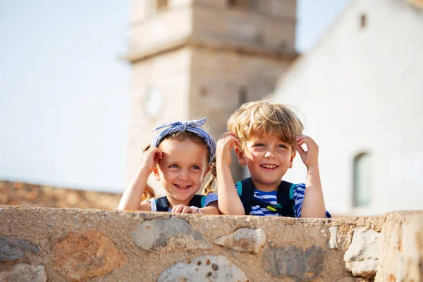 Glückliche Geschwister Touristen Der Burg Von Peniscola Stehen Auf Einem — Stockfoto