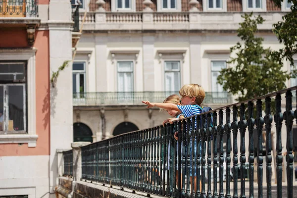 Mladí Cestovatelé Chlapec Dívka Lisabonu Pohled Ukazuje Prsty Portugalsko Architektura — Stock fotografie