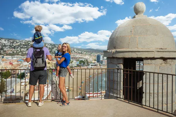 Lyckliga Föräldrar Med Barn Njuta Kustlinje Utsikt Från Peniscola Slott — Stockfoto