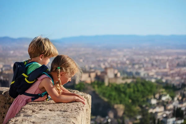 Pequenos Viajantes Miradouro Admiram Antigo Palácio Alhambra Suas Férias Verão — Fotografia de Stock
